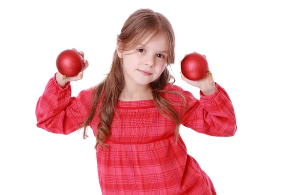 Petite fille tenant des boules décoratives rouges — Photo