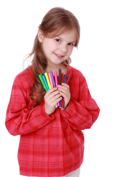 Flicka håller färgglada fiberpennor — Stockfoto