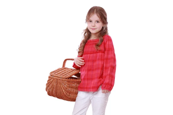 Klein meisje houden een picknickmand — Stockfoto
