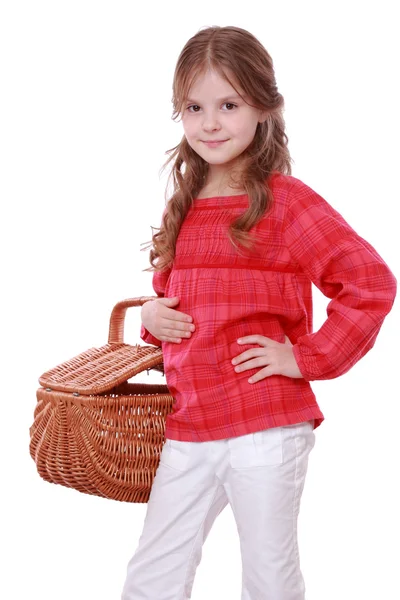 Menina segurando uma cesta de piquenique — Fotografia de Stock