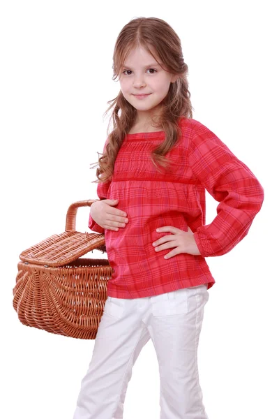 Dziewczynka gospodarstwa kosz piknikowy — Zdjęcie stockowe