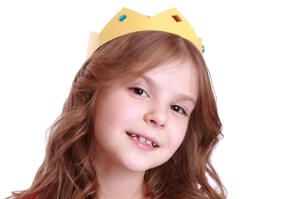 Meisje dragen papier kroon — Stockfoto