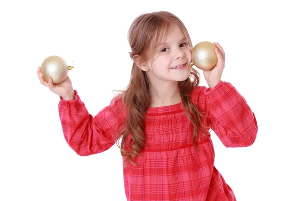 女の子ホールディング装飾的なゴールデン ボール — ストック写真