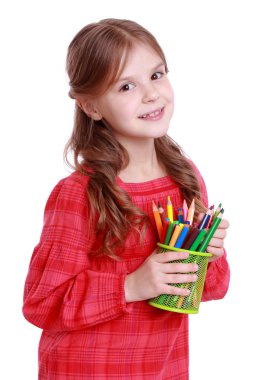 niña con lápices de colores