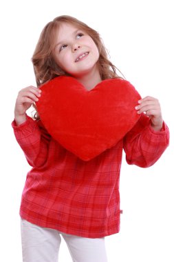 Aşk bir kırmızı kalp sembolü tutan küçük bir kız