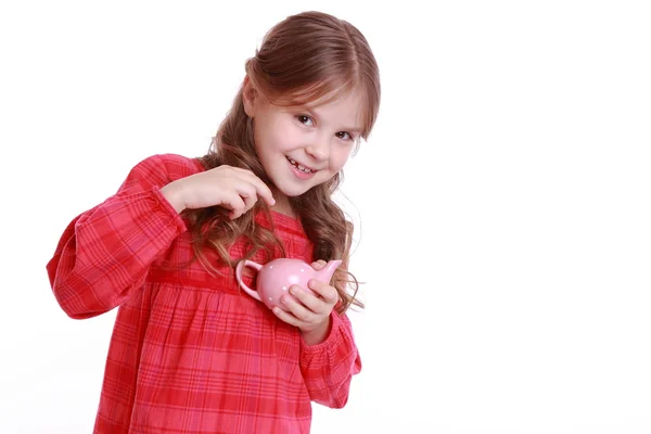 Mädchen spielt mit Miniatur-Tee-Set — Stockfoto