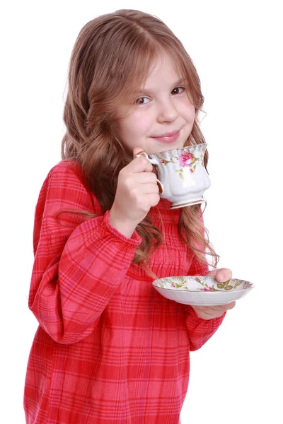 Petite fille avec une tasse de thé et sauce — Photo