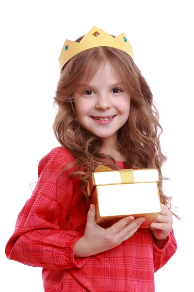 Menina usando coroa de papel e segurando caixa presente — Fotografia de Stock