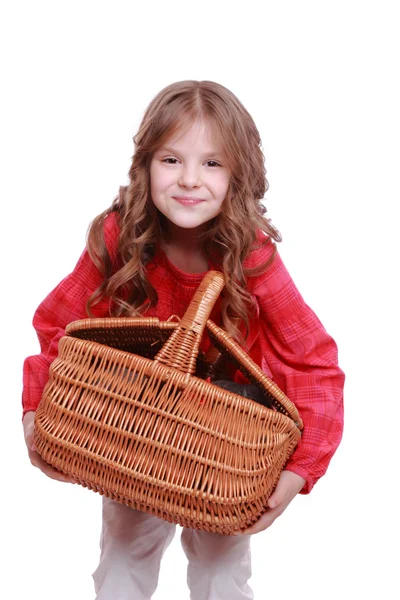 Klein meisje houden een picknickmand — Stockfoto