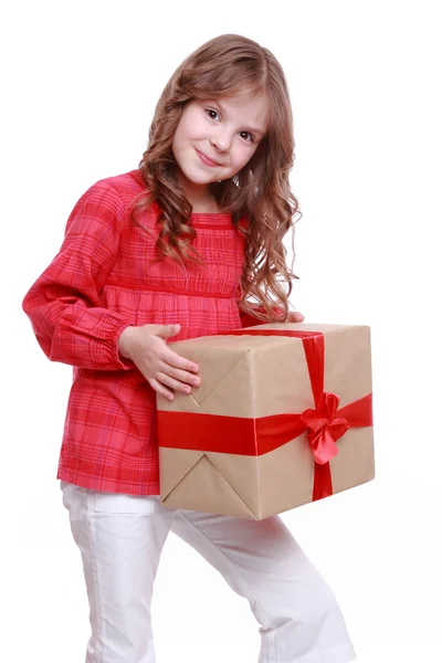 Sorrindo menina segurando presente — Fotografia de Stock