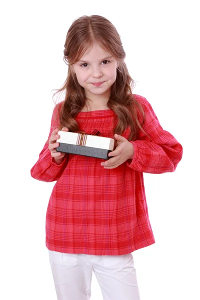 Sorrindo menina segurando presente — Fotografia de Stock