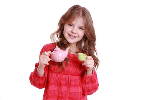 Dziewczyna bawi sie z miniaturowy zestaw herbaty — Zdjęcie stockowe