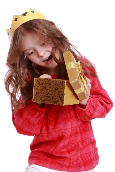 Girl wearing paper crown and holding present box — Stock Photo, Image
