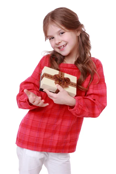 Usmívající se dívka drží současné — Stock fotografie
