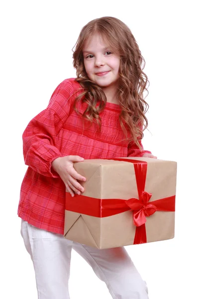 Девочка держит коробку с подарками — стоковое фото