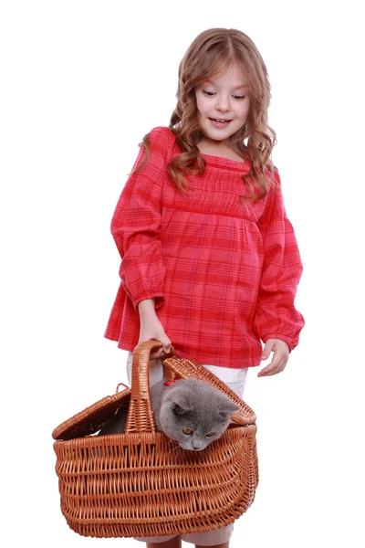 Menina segurando gato na cesta — Fotografia de Stock