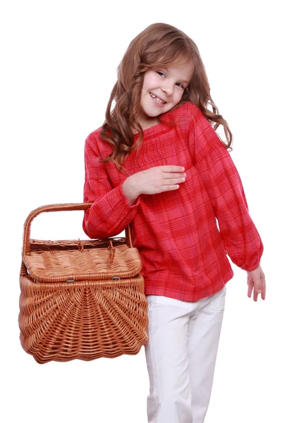 Bir piknik sepeti tutan küçük bir kız — Stok fotoğraf