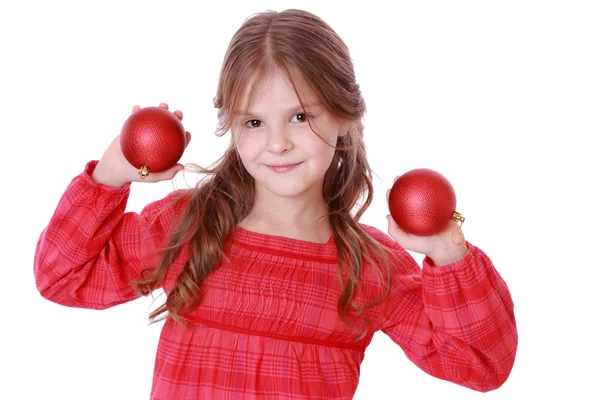 Ragazza in possesso di palle decorative rosse — Foto Stock