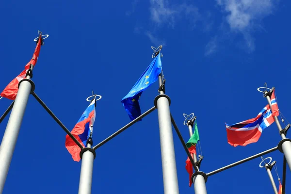 Bandiere europee sulla piazza europea — Foto Stock