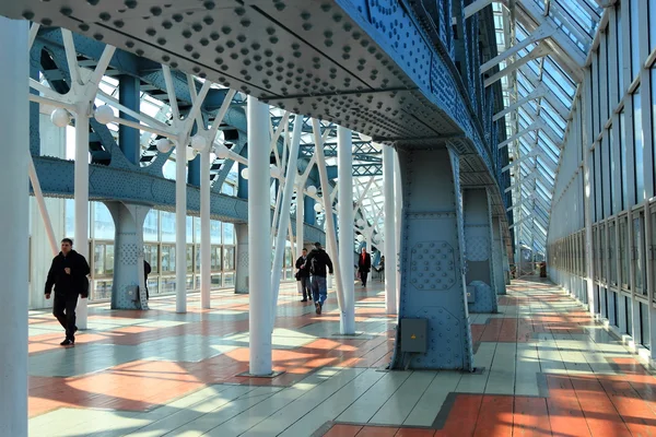 People walk over the bridge — Stock Photo, Image