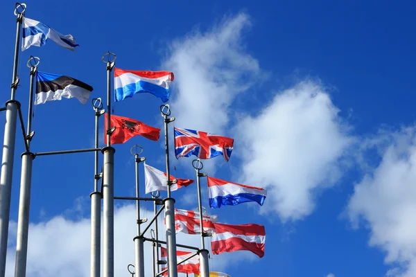 Flaggen auf dem europäischen Platz — Stockfoto