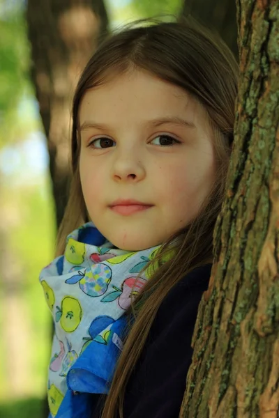 Pretty little girl in the park — Stock Photo, Image