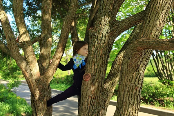 Niña Sobre Los Árboles Parque Primavera Moscú Rusia —  Fotos de Stock