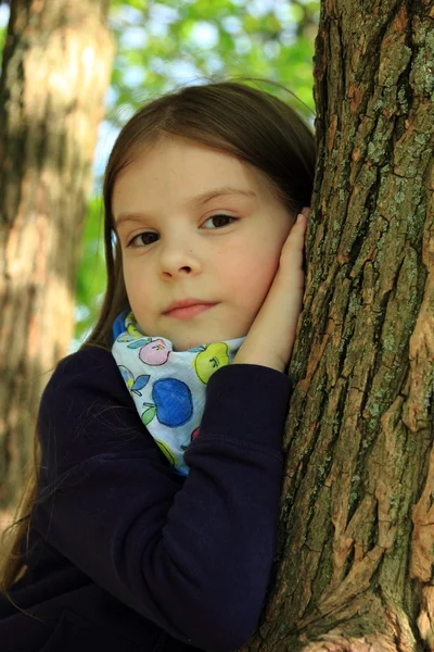 Jolie petite fille dans le parc — Photo