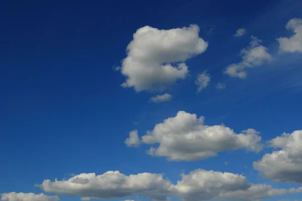 Blå Himmel Med Moln — Stockfoto