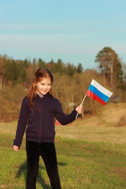 Rus bayrağı tutarak vatansever küçük kız