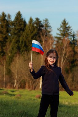 Rus bayrağı tutarak vatansever küçük kız