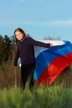 büyük bir Rus bayrağı tutan kız