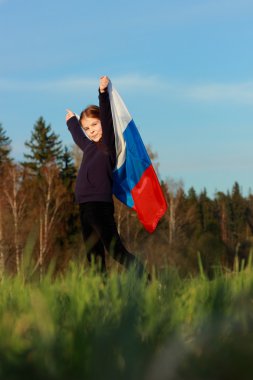 büyük bir Rus bayrağı tutan kız