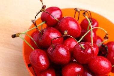 Turuncu plastik kapta tatlı kiraz