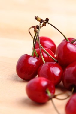 tatlı kiraz ahşap zemin üzerinde