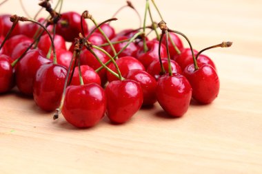 tatlı kiraz ahşap zemin üzerinde