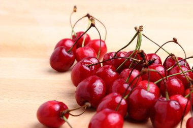 tatlı kiraz ahşap zemin üzerinde