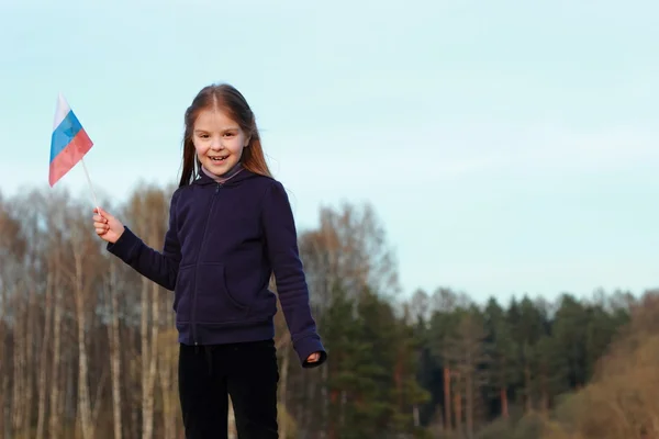 Vlastenecké holčička drží ruské vlajky — Stock fotografie