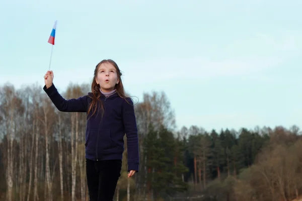 Ragazzina patriottica con bandiera russa — Foto Stock