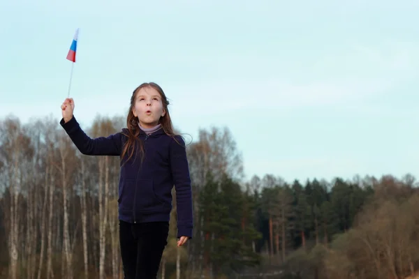 Rus bayrağı tutarak vatansever küçük kız — Stok fotoğraf