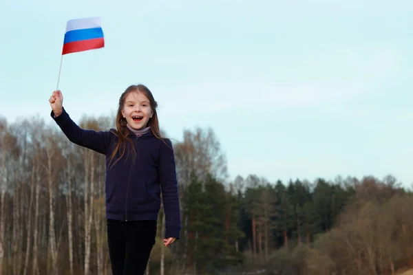 爱国的小女孩抱着俄罗斯国旗 — 图库照片