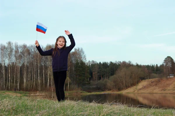 Vlastenecké holčička drží ruské vlajky — Stock fotografie