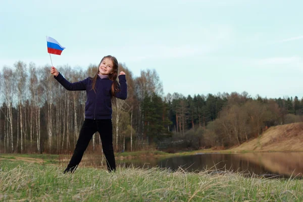 Patriottische meisje houden Russische vlag — Stockfoto