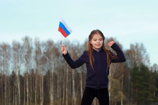 Patriotyczne dziewczynka gospodarstwa rosyjską flagę — Zdjęcie stockowe