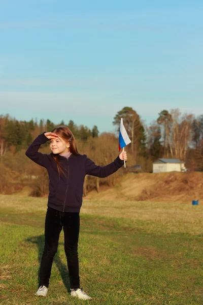 Patriotyczne dziewczynka gospodarstwa rosyjską flagę — Zdjęcie stockowe