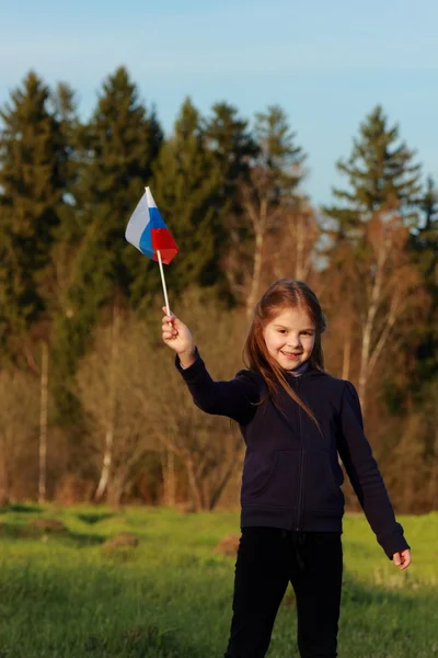 Ragazzina patriottica con bandiera russa — Foto Stock