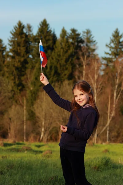 Petite fille patriotique tenant le drapeau russe — Photo