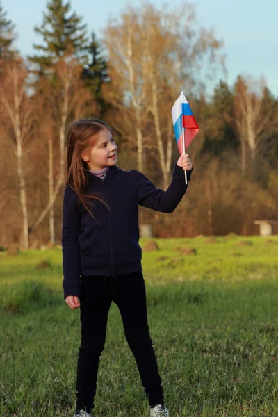 爱国的小女孩抱着俄罗斯国旗 — 图库照片