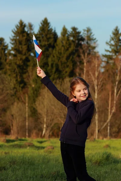 Vlastenecké holčička drží ruské vlajky — Stock fotografie