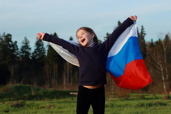 Chica sosteniendo una gran bandera rusa — Foto de Stock